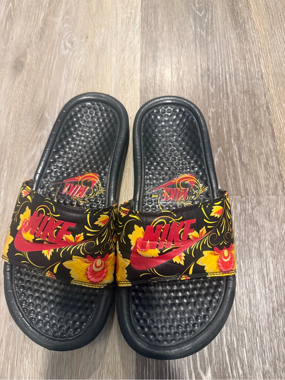Nike Women’s Slides Size 5 - Picture 2 of 4